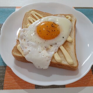 シンプルおいしい！トロトロ目玉焼き食パン